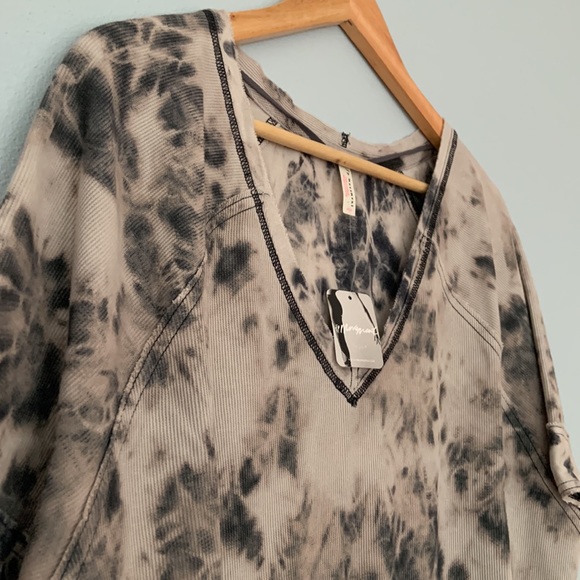 Free People • NWT Main Squeeze Tie Dyed Black Gray Cream Tee Top Size XS - Picture 7 of 11